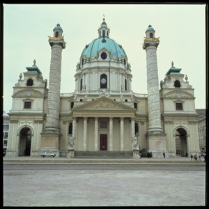 Karlskirche, construida 1714-37